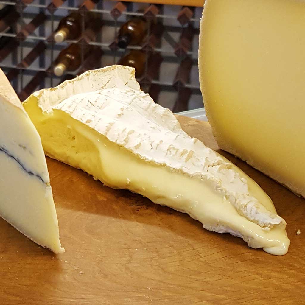 Brie de Meaux Cheese, Strong, smelly French Brie